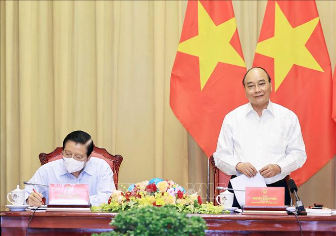 Chủ tịch nước Nguyễn Xuân Phúc làm việc với các nhà khoa học về xây dựng Nhà nước pháp quyền